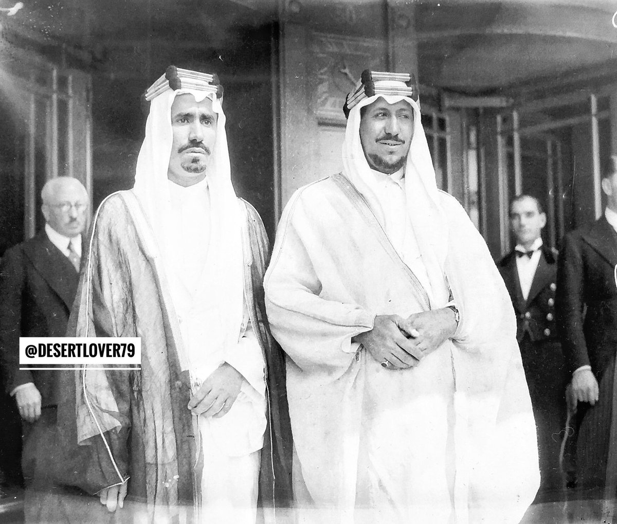 الأمير سعود بن عبد العزيز آل سعود و الأمير محمد بن عبد العزيز آل سعود في فندق دورشستر في لندن اثناء زيارتهما إلى المملكة المتحدة  للمشاركة في حفل تتويج الملك جورج السادس ١٩٣٧ م