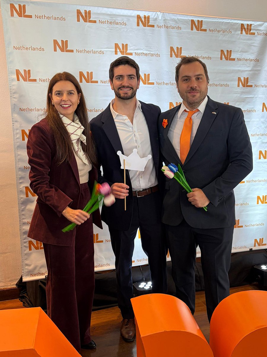 KoppertArg's tweet photo. Participamos en el #DíaDelRey #Koningsdag junto a la Embajada del Reino de los Países Bajos 🇳🇱🇦🇷

En la foto, Nicolás Faiman (Desarrollo de Mercado #KoppertArgentina) junto a Andrea Sifon (Oficina Agrícola) e Ignacio Elena (Agricultural Advisor) 🤝

#EmbajadaDeLosPaísesBajos https://t.co/Sf3kpvXwWL