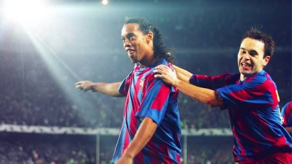 🗣️Andrés Iniesta: "Unos días antes del Clásico, a las 3 de la noche sonó mi teléfono y era Ronaldinho quien llamaba; me dijo 'Andrés, en 2020 habrá covid-19. Y en 2027 el Barça ganará la Sexta gracias a Lamine Yamal.’ Por ahora ha acertado!”