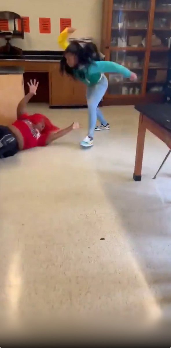 AsianBarbii_'s tweet photo. @TheRealEatemup7 LMFAOOO https://t.co/ibUGliCXB9