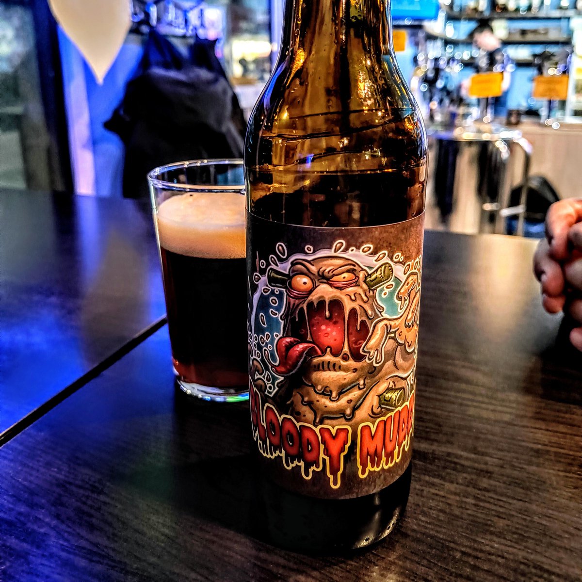 birenoshkembe's tweet image. Някакси не намирам доАКАзателства, че някога съм я пил тази бира, за това я пускам и ви черпя с този хит, за който се вдъхнових от етикета. #bloodymuddy #trimaidvama #cheers