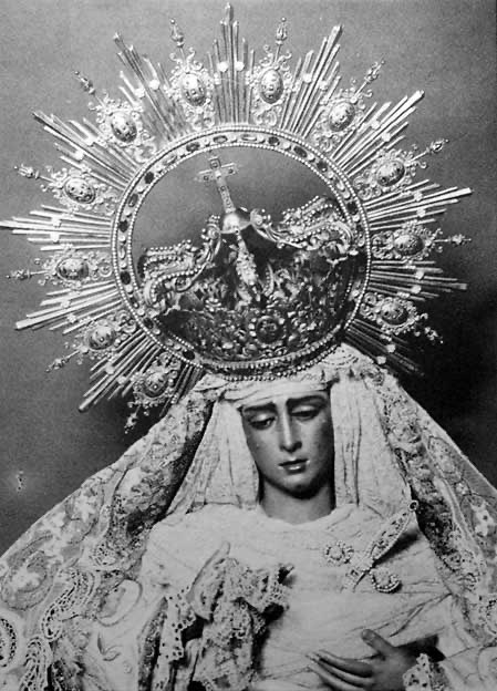 la corona que une a las tres Señoras de la Madrugá