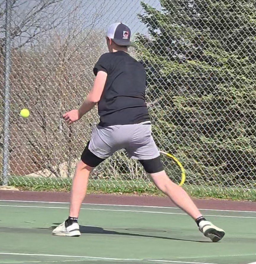 koolgold105's tweet photo. 🎾 #KoolGold105 KNOD SPORTS: Despite their winning streak snapped, @HCSDTennis is learning from their experiences against tougher competition. 🎾 
Story &amp; interview w/ Cyclones Coach Michael Rueschenberg available here: https://t.co/iuHvOEeCyv 
@hcsdcyclones @HCSDActivities https://t.co/N6Bpwg4UXN