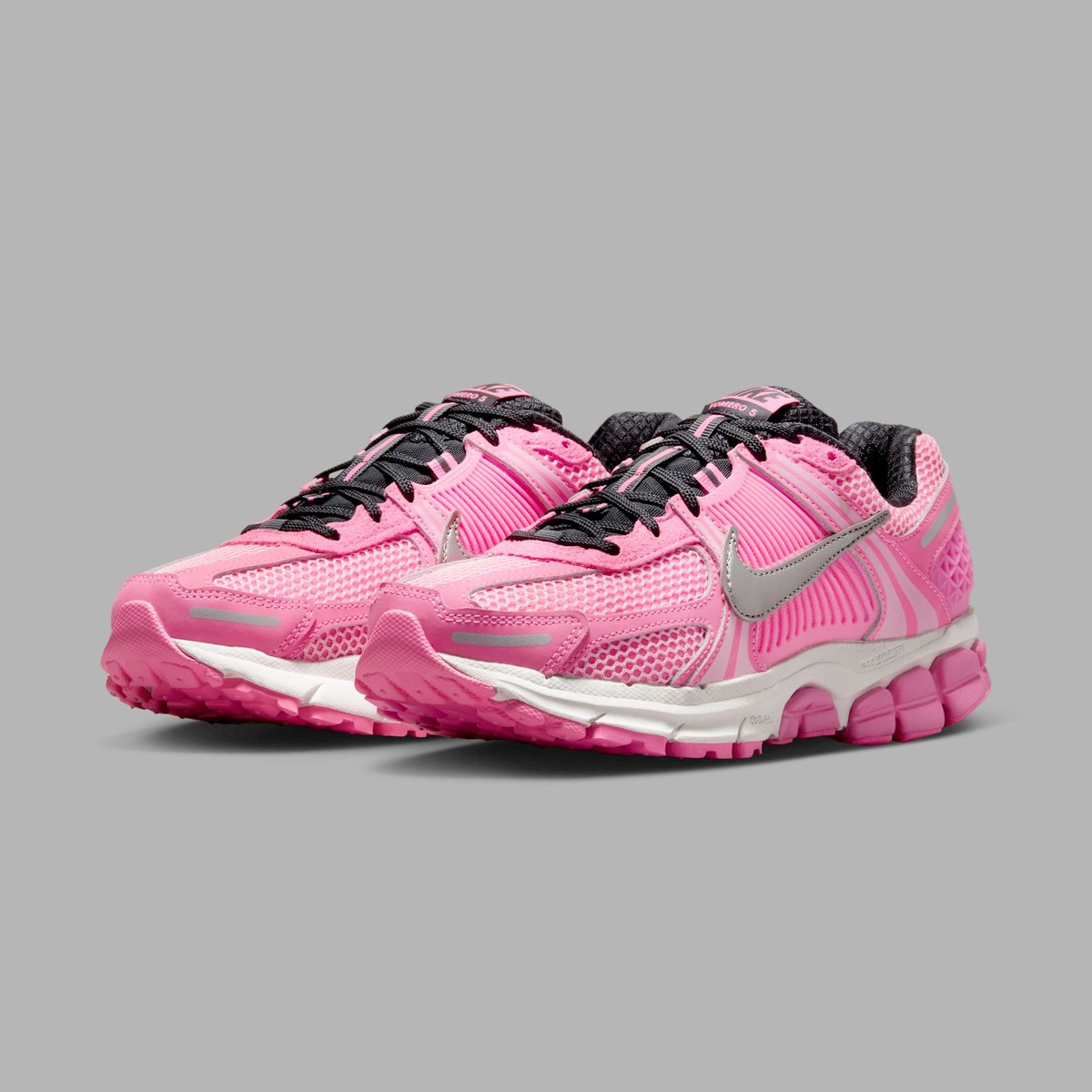 nicekicks's tweet photo. Nike Zoom Vomero 5 "Pink Glow" is in stock 🩷

📲 https://t.co/LfNnyijvDw https://t.co/0A7pGzuMys