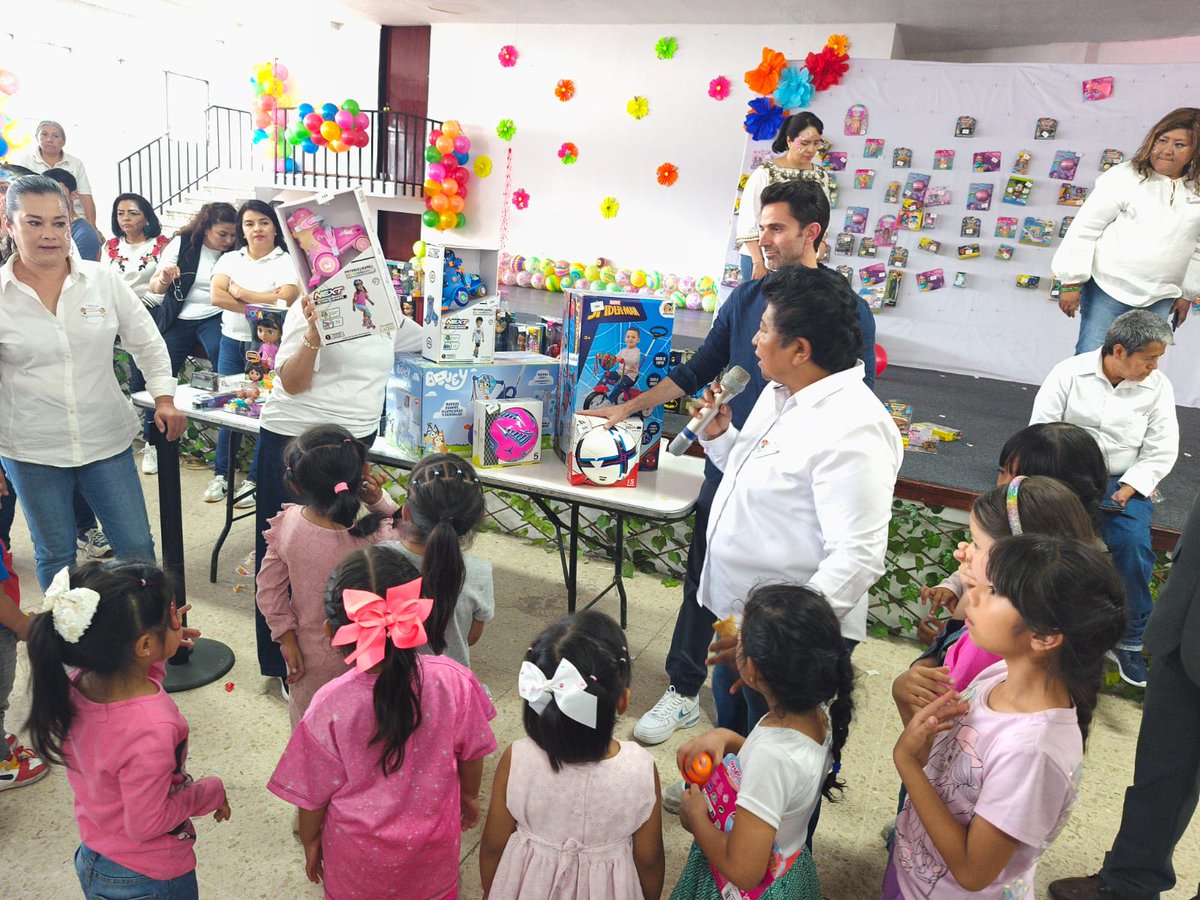 Vox_PopuliPue's tweet photo. Encabezados por la secretaria general del sindicato, Martha Rodríguez Salinas se realizaron diversas actividades, rifas y regalos.
https://t.co/I5m7PkGxZM https://t.co/apaxWTJLFY