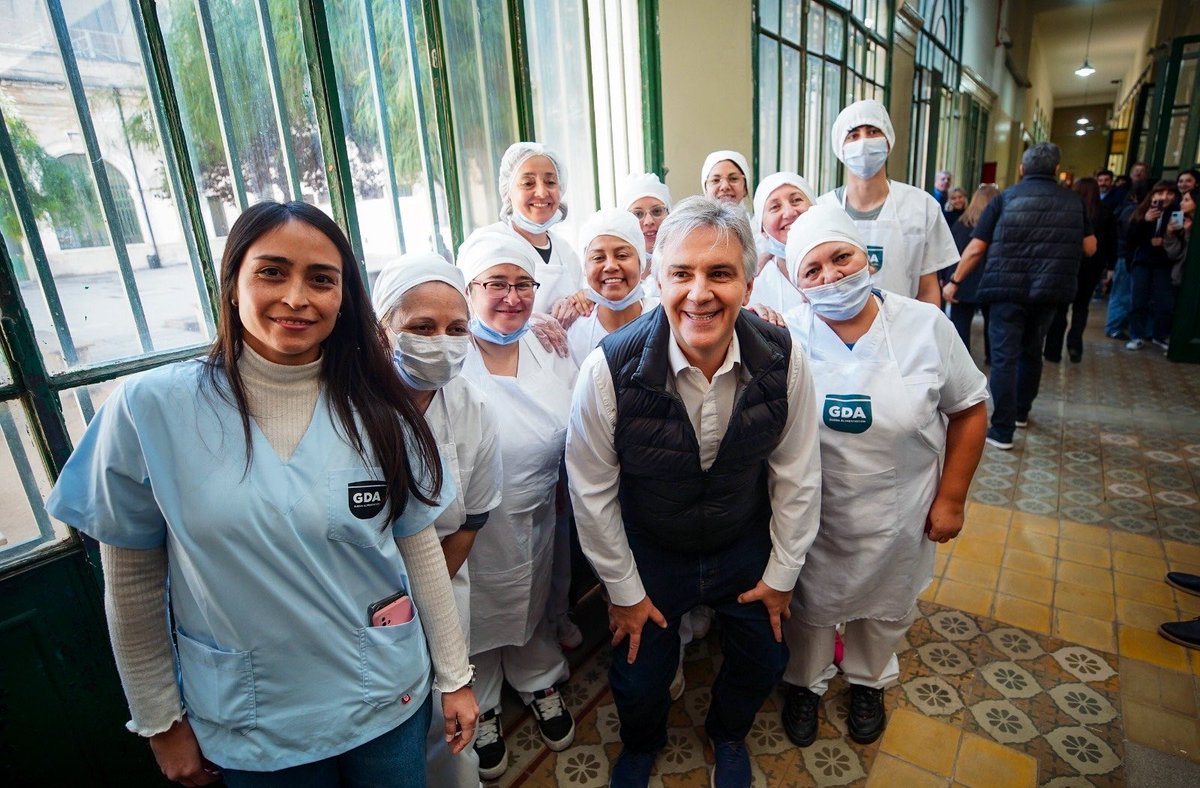 MartinLlaryora's tweet image. Compartí el almuerzo con los estudiantes de la escuela primaria Alejandro Carbó. Desde hoy, 150 alumnos comienzan a recibir asistencia alimentaria a través del #PAICor, que se amplía en esta emblemática institución de la ciudad de #Córdoba.

En nuestra provincia, la #educación es