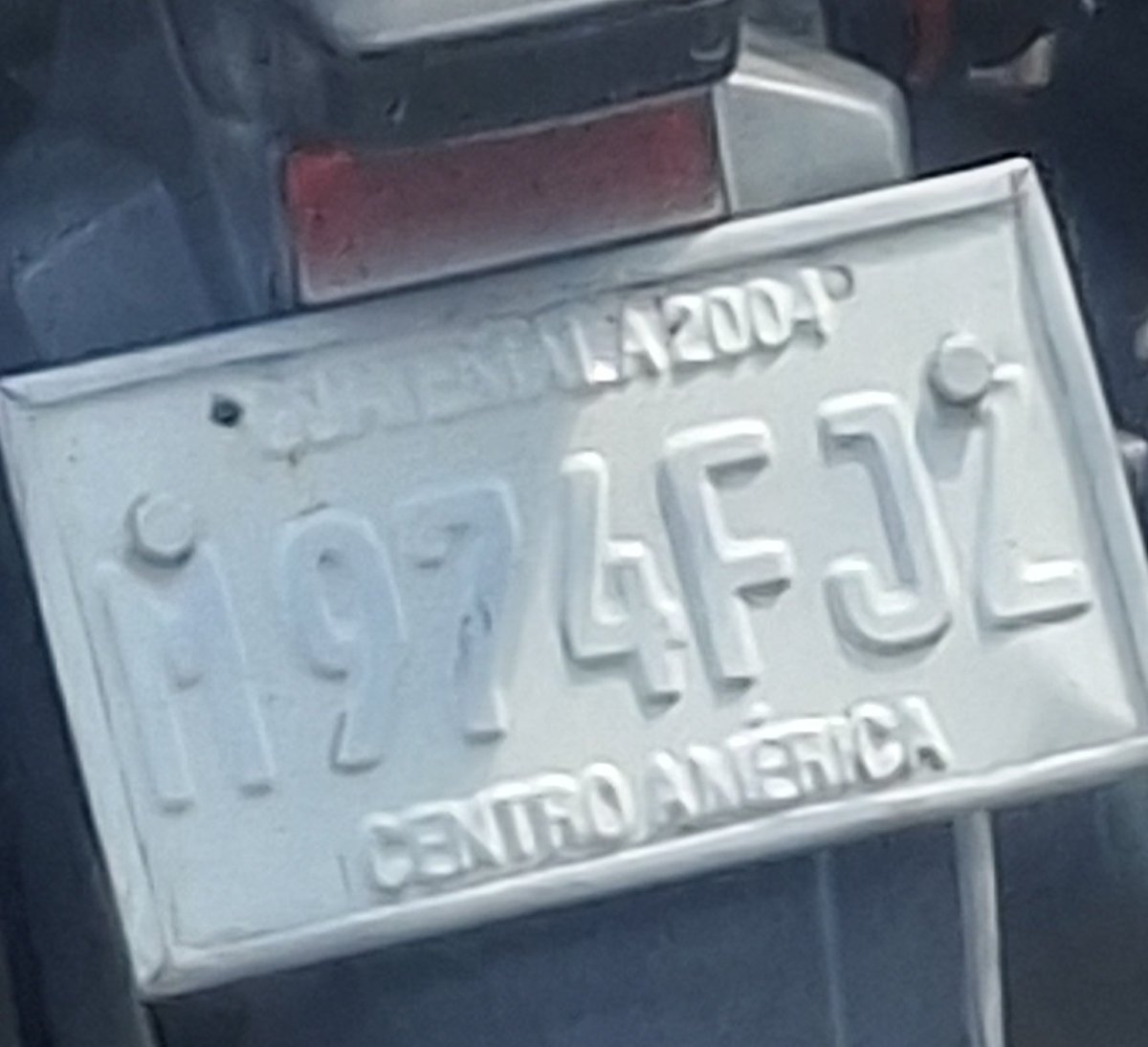 el_masimo's tweet photo. @muniguate, @Noti7Guatemala, @PNCdeGuatemala, @MPguatemala, cuidado con moto ladrones, moto marca Honda color blanco. https://t.co/TGeFqaY8Tm