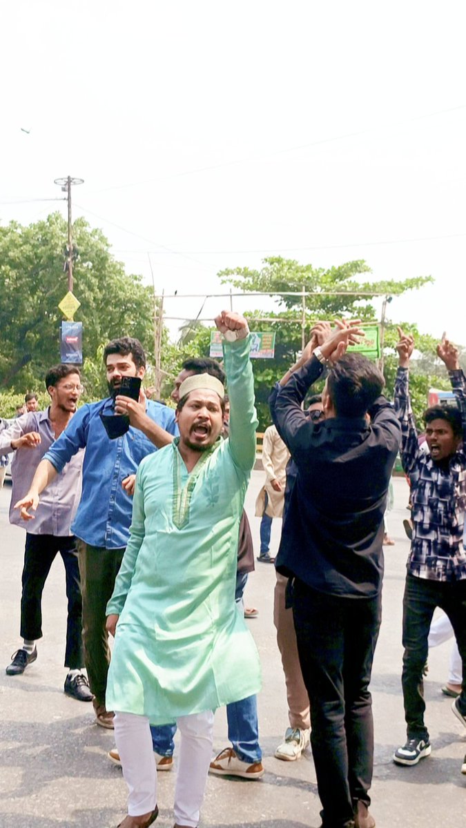 jamaltarunno's tweet photo. তেল-বিদ্যুৎ-গ্যাস দে, নইলে গদি ছাইড়া দে...
সাধারণ জনগণের দাবি আদায়ে আমাদের সংগ্রাম  চলমান থাকবে  আমাদের দাবিয়ে রাখা যাবে না। https://t.co/cizNn3hrTr