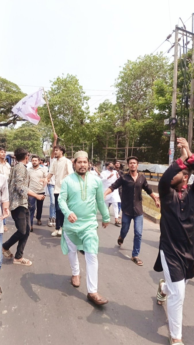 jamaltarunno's tweet photo. তেল-বিদ্যুৎ-গ্যাস দে, নইলে গদি ছাইড়া দে...
সাধারণ জনগণের দাবি আদায়ে আমাদের সংগ্রাম  চলমান থাকবে  আমাদের দাবিয়ে রাখা যাবে না। https://t.co/cizNn3hrTr