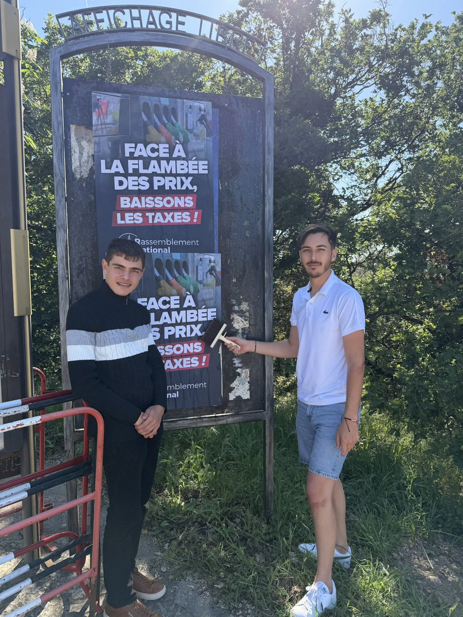 Julien__Chevet's tweet photo. Le #RNJ toujours sur le terrain dans la #Circo4 du #Var 🚀 🇫🇷 

#RN #BaissonsLesTaxes #France https://t.co/v3MesNuBC1