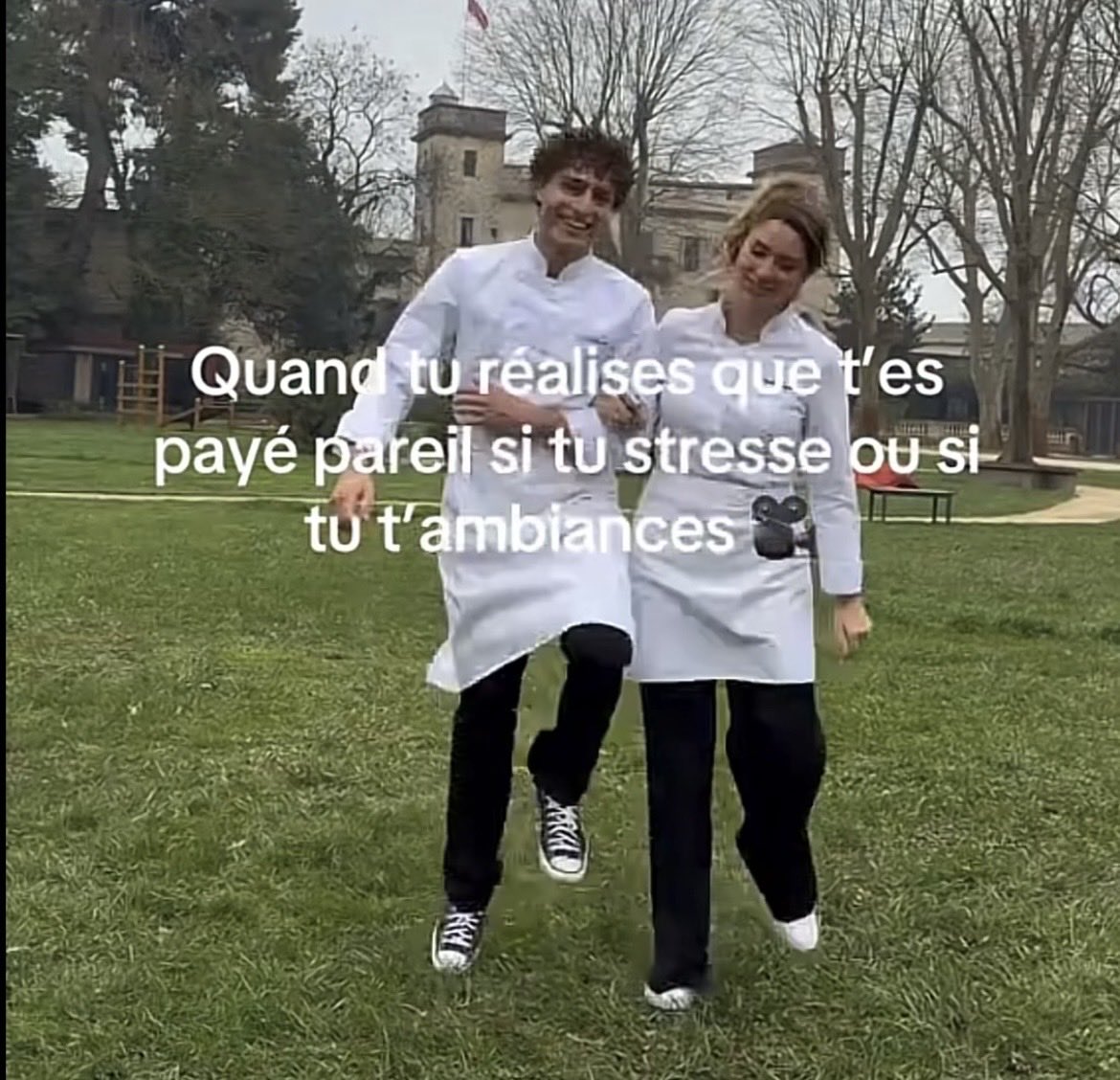 Lnnie15's tweet image. Jpp 😂😂
Dommage qu’ils n’ont pas mis ça au montage de l’ep, juste pour voir Manu s’ambiancer 😂

 #IciToutCommence