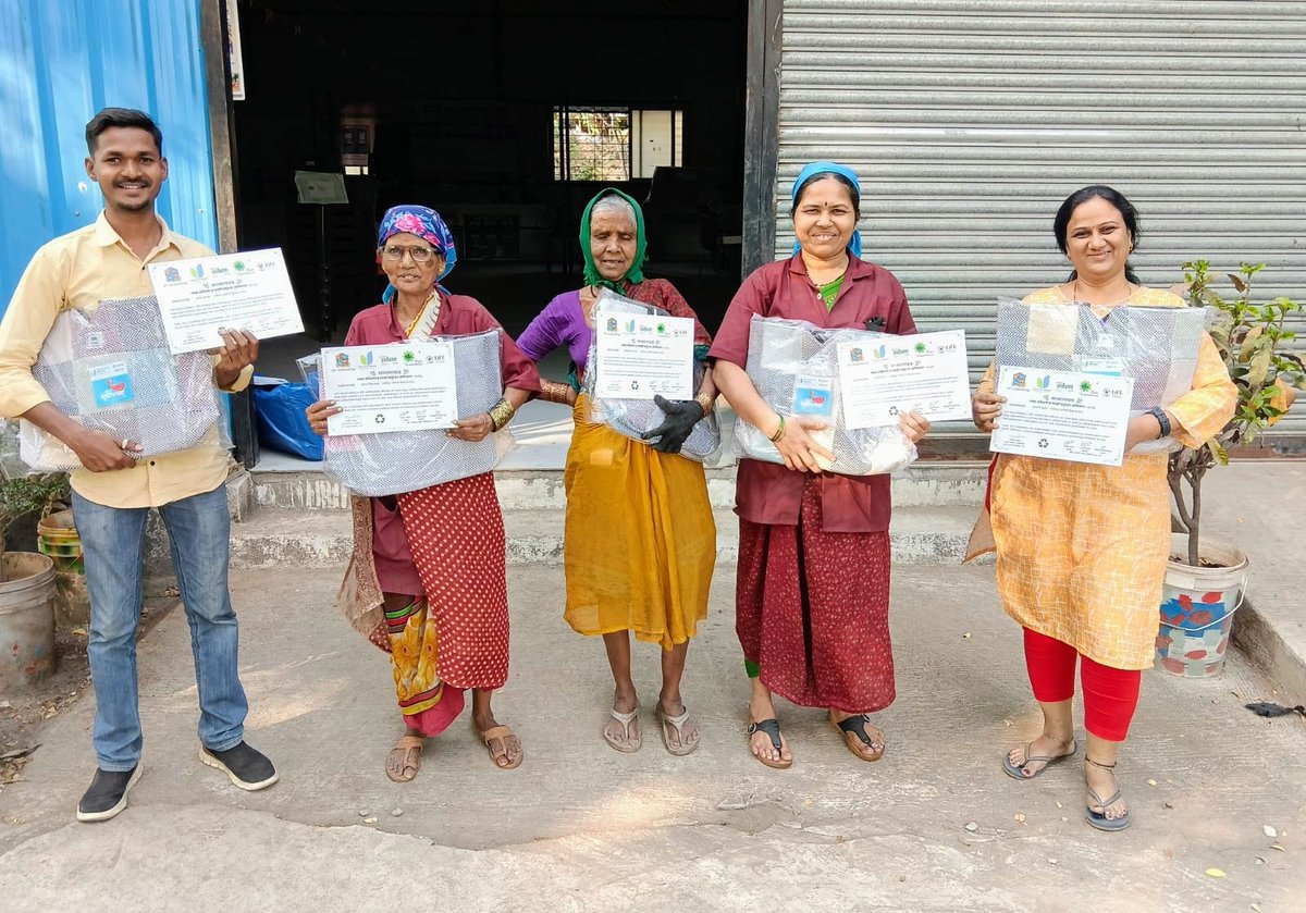 APBThane's tweet photo. APBCT has appreciated 14 Team Members of 'Parisar Bhagini Vikas Sangh' by conferring upon them Certificates of Appreciation along with Gifts, for their sincere and dedicated efforts towards 'Collection &amp; Segregation of Dry Waste &amp; Reusables' collected in 'APBCT-TMC-PBVS' Drives. https://t.co/xSpstFDZ3y