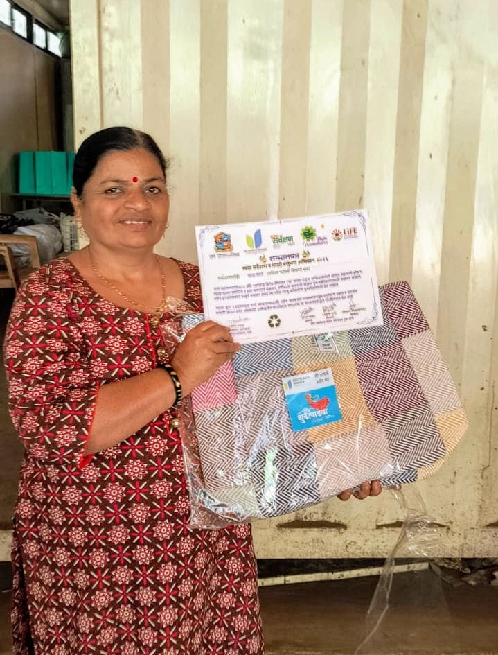 APBThane's tweet photo. APBCT has appreciated 14 Team Members of 'Parisar Bhagini Vikas Sangh' by conferring upon them Certificates of Appreciation along with Gifts, for their sincere and dedicated efforts towards 'Collection &amp; Segregation of Dry Waste &amp; Reusables' collected in 'APBCT-TMC-PBVS' Drives. https://t.co/xSpstFDZ3y