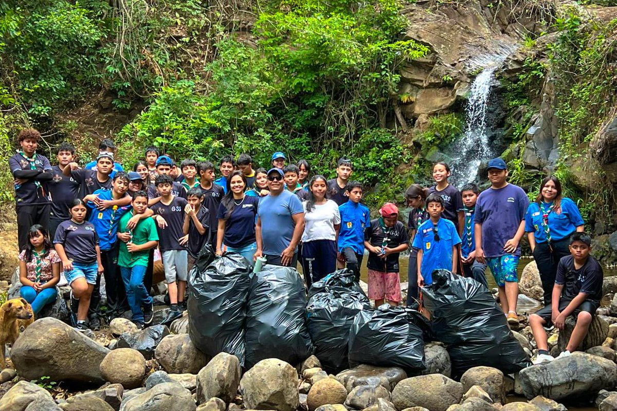 TejidoSocialSv's tweet photo. 🌎♻️ | En el marco del mes dedicado a la Tierra, nos sumamos a una jornada con propósito, apostándole a acciones que dejan huella en nuestro entorno.

Desde el Río El Jute, en Zaragoza unimos esfuerzos junto al comité CEAZ y el grupo scout #38 San Martín de Porres para recuperar este espacio natural, promoviendo hábitos responsables y el cuidado de nuestros recursos. 💧🌿

Como parte de esta iniciativa, también se habilitó un punto para la disposición adecuada de desechos, incentivando a quienes visitan la zona a mantener limpio este espacio.

#TejidoSocial | #ElSalvador