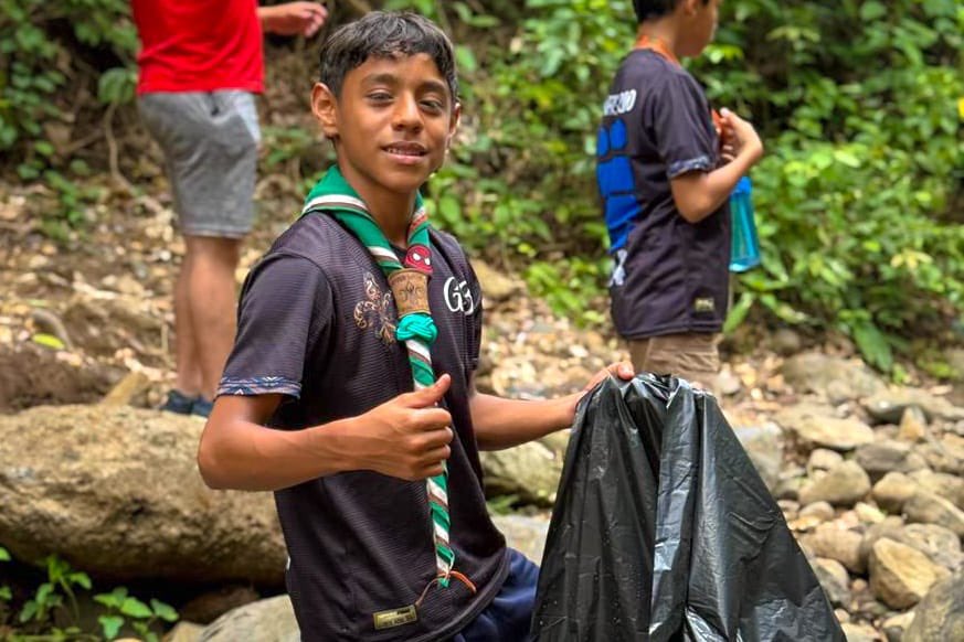 TejidoSocialSv's tweet photo. 🌎♻️ | En el marco del mes dedicado a la Tierra, nos sumamos a una jornada con propósito, apostándole a acciones que dejan huella en nuestro entorno.

Desde el Río El Jute, en Zaragoza unimos esfuerzos junto al comité CEAZ y el grupo scout #38 San Martín de Porres para recuperar este espacio natural, promoviendo hábitos responsables y el cuidado de nuestros recursos. 💧🌿

Como parte de esta iniciativa, también se habilitó un punto para la disposición adecuada de desechos, incentivando a quienes visitan la zona a mantener limpio este espacio.

#TejidoSocial | #ElSalvador