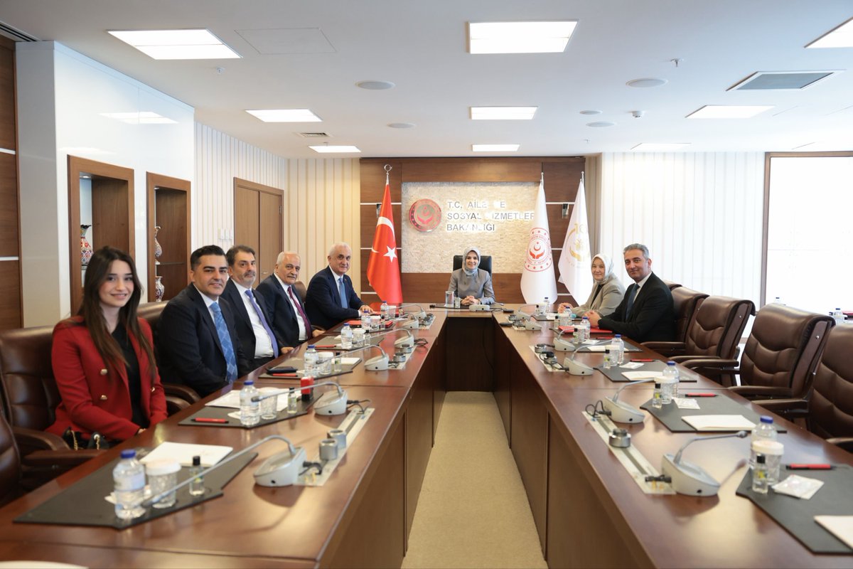 MahinurOzdemir's tweet photo. Muş’ta çocuklarımız için hayata geçireceğimiz önemli bir hizmetin ilk adımını attık.

İmzaladığımız Muş Çocuk Evleri Sitesi Yapımı İş Birliği Protokolü vesilesiyle, evlatlarımıza huzur ve güven içinde büyüyecekleri bir yuva daha kazandırmanın memnuniyetini yaşıyoruz.

Aile ve Nüfus On Yılı vizyonumuzun en önemli halkalarından biri olan çocuklarımızın yanında olmaya, onları her alanda desteklemeyi sürdüreceğiz.

Muş Valimiz Sn. Avni Çakır ve Sn. Bahattin Demircan’a katkıları için teşekkür ediyor, protokolümüzün şimdiden şehrimize ve milletimize hayırlı olmasını diliyorum.