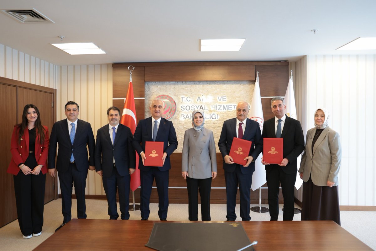 MahinurOzdemir's tweet photo. Muş’ta çocuklarımız için hayata geçireceğimiz önemli bir hizmetin ilk adımını attık.

İmzaladığımız Muş Çocuk Evleri Sitesi Yapımı İş Birliği Protokolü vesilesiyle, evlatlarımıza huzur ve güven içinde büyüyecekleri bir yuva daha kazandırmanın memnuniyetini yaşıyoruz.

Aile ve Nüfus On Yılı vizyonumuzun en önemli halkalarından biri olan çocuklarımızın yanında olmaya, onları her alanda desteklemeyi sürdüreceğiz.

Muş Valimiz Sn. Avni Çakır ve Sn. Bahattin Demircan’a katkıları için teşekkür ediyor, protokolümüzün şimdiden şehrimize ve milletimize hayırlı olmasını diliyorum.