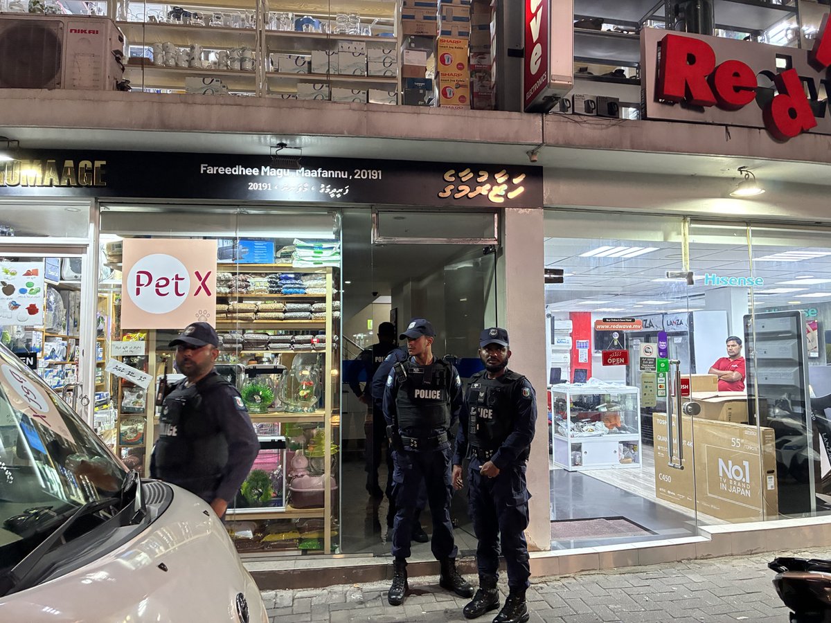 BREAKING: Maldives Police are currently raiding the offices of <a href="/AdhadhuMV/">Adhadhu</a>  under a search warrant.