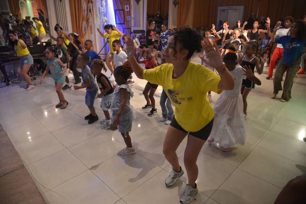 arte_dpc's tweet photo. El último día del Festival Internacional de Rumba Guaguancó Matancero incluyó un taller de danza de la Compañía peruana Omí Oñí en la Sala de Conciertos José White de Matanzas. 
.
.
📸 Carrete Producciones 
.
.
#CulturaMatancera
#CubaesCultura 
#yumuristreaming https://t.co/kNyEPRg7zS