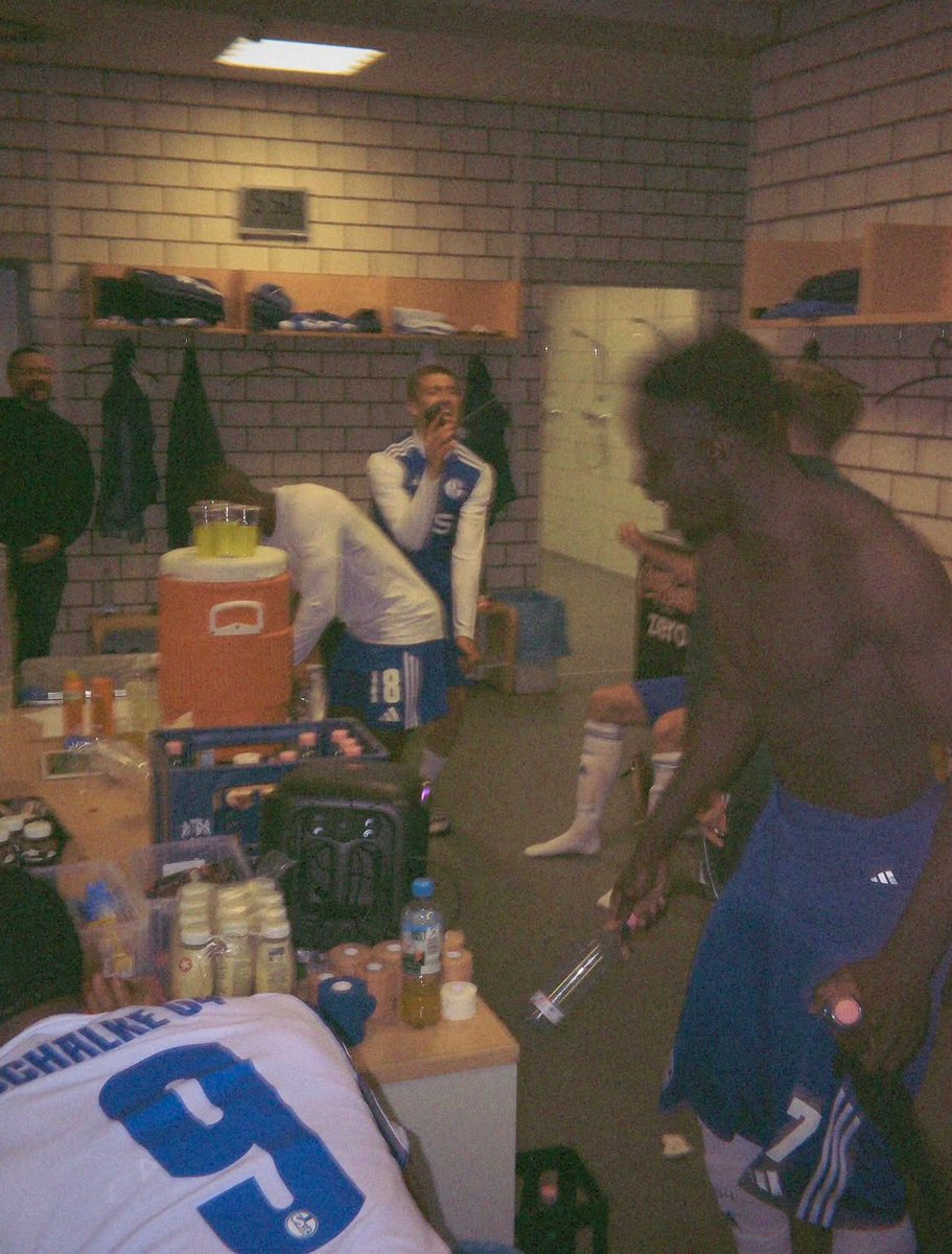 FCSchalke04BR's tweet photo. RETRO SCHALKE 🎞️💙 https://t.co/Aj61Uyq8PU