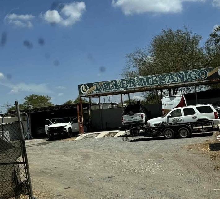 GildoGarzaMx's tweet photo. 🔴 #Tamaulipas | A Marco Gallegos, presidente de la Comisión de Seguridad Pública del Congreso, le quemaron un taller en #Reynosa

El incendio se dio en plena madrugada violenta, tras la supuesta detención de un jefe criminal. La bronca se extendió por la ribereña y Miguel Alemán.

La versión que corre es dura: rencillas de la delincuencia, pleito por contratos y señalamientos contra gente cercana, incluido Alejandro López, mencionado como presunto prestanombres.

Cuando le queman negocios al diputado que preside Seguridad, el mensaje no es para él: es para todo el estado.