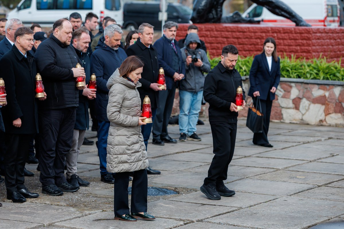EmbaMexUcr's tweet photo. El Embajador Audencio Contreras asistió al acto conmemorativo por el 40º aniversario del
desastre nuclear de Chornobyl, celebrado en la Central Nuclear de Chornobyl. Se honró la memoria de las víctimas de este suceso y de los liquidadores que mitigaron sus consecuencias.
🇲🇽🤝🇺🇦 https://t.co/5hD8f71giC