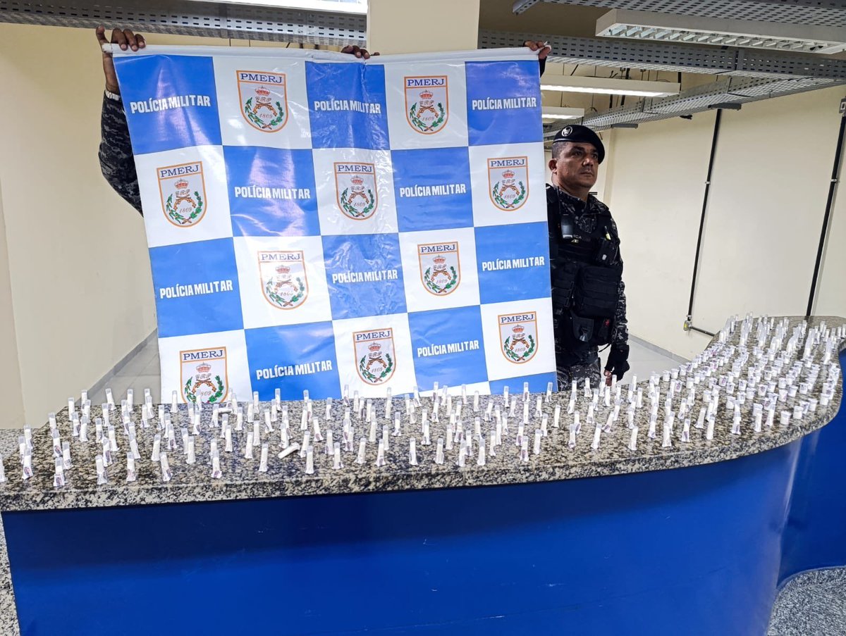 Policiais do RECOM prenderam um homem por tráfico durante patrulhamento na Rua Heitor Rodrigues, no Portão do Rosa, em São Gonçalo.

O criminoso conduzia uma motocicleta sem placa e tentou fugir ao avistar as viaturas. Na abordagem, foi apreendida grande quantidade de cocaína.