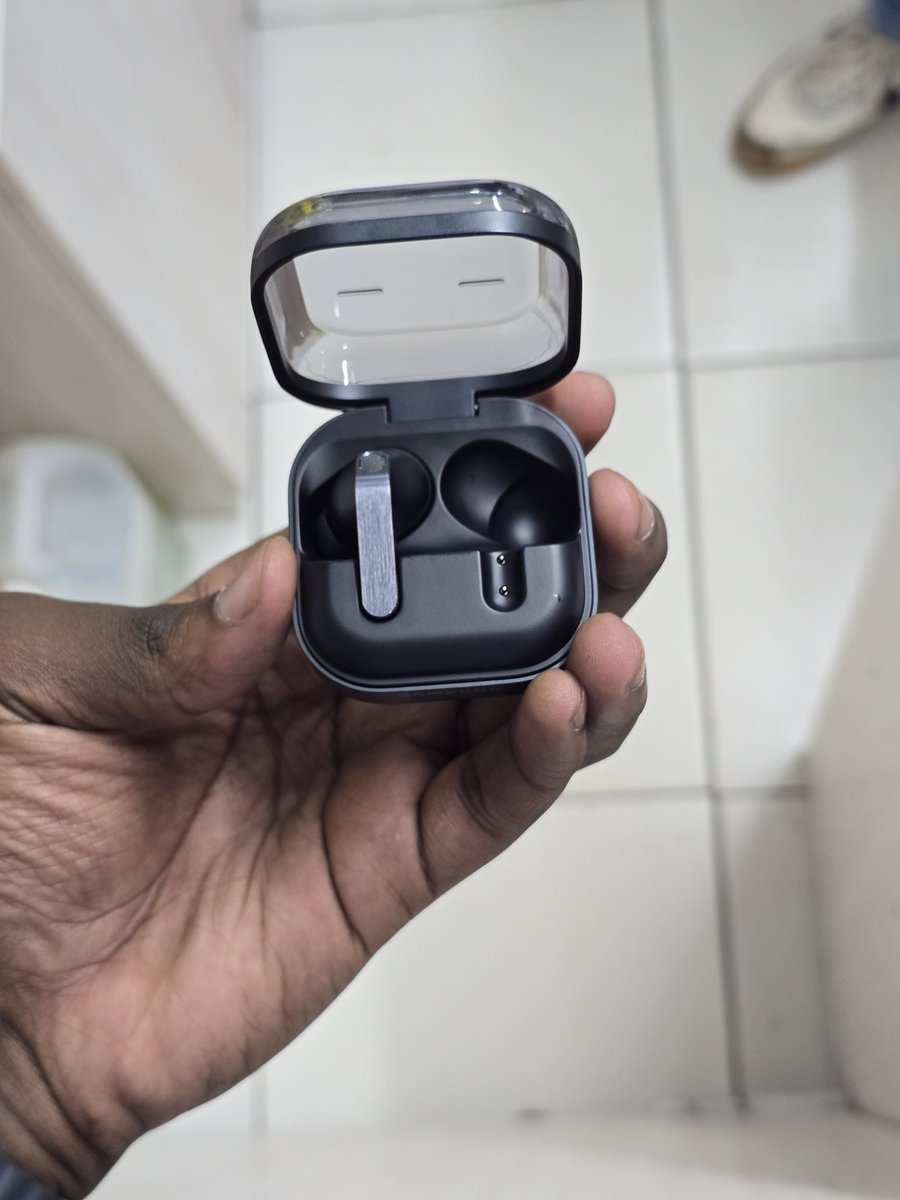 alfred_kamicha's tweet photo. Decided to get Galaxy Buds 4 Pro for myself. They are so good. I promise I will do a review this time round😂 https://t.co/xCbpFGhphY