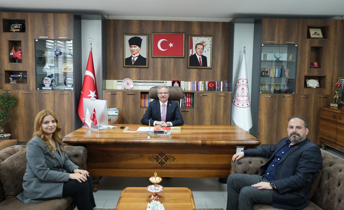 Gaziantep_MEM's tweet photo. T3 Vakfı Gaziantep İl Temsilcisi Doç. Dr. Osman Hansu ve Eğitim Sorumlusu Yağmur Erbay; İl Millî Eğitim Müdürümüz Dr. Önder Arpacı'yı ziyaret ederek Gaziantep'in #MillîTeknolojiHamlesi vizyonu doğrultusunda bilim, teknoloji ve gençlik odaklı faaliyetler üzerine istişarelerde bulundular; gazi şehrin potansiyelini daha da ileriye taşıyacak iş birlikleri ve projeler üzerine fikir alışverişi yaptılar.

📍GAZİANTEP İL MİLLÎ EĞİTİM MÜDÜRLÜĞÜ

@tcmeb @Yusuf__Tekin @gantepvaliligi @kemalcebervali @Dr_Onderarpaci @T3Vakfi