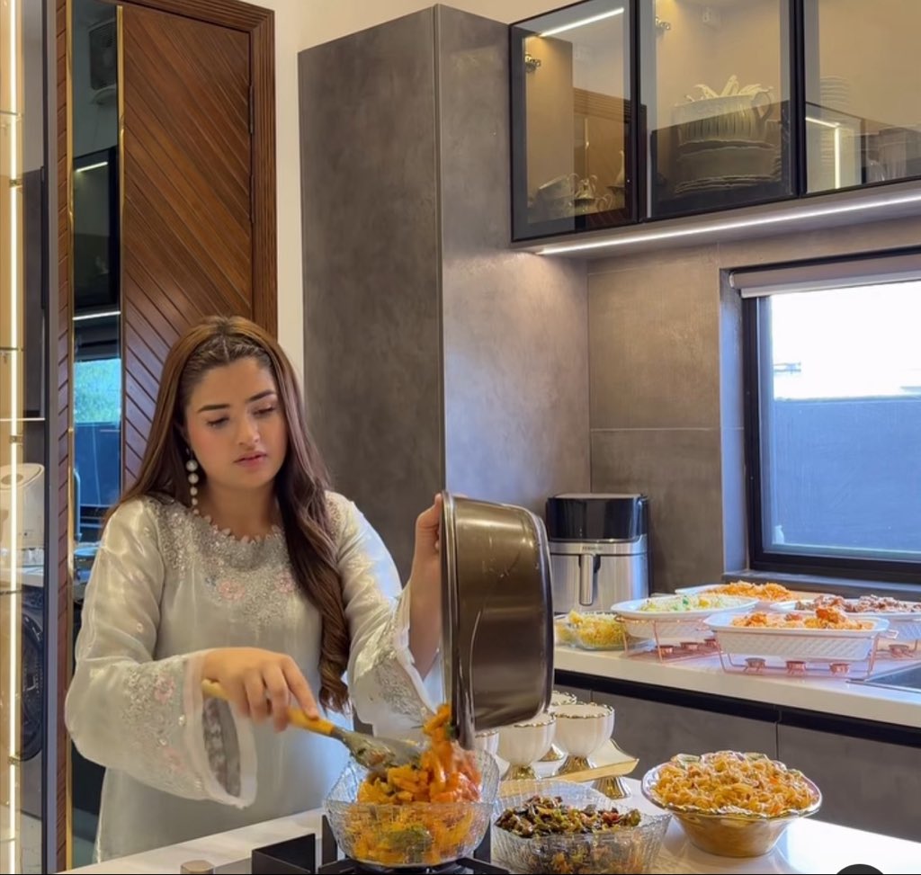 tired2tryagain_'s tweet image. When will Pakistani influencers move beyond cooking? Their world starts in the kitchen and ends in the kitchen. Men were already happy assigning women to the kitchen, and these women have completed the rest themselves.