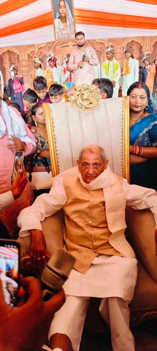 RewatiRamanMP's tweet photo. करछना विधानसभा के कोसगढ़ में सामूहिक विवाह कार्यक्रम में सम्मिलित होकर वर-वधू को आशीर्वाद दिया।

इस सराहनीय आयोजन हेतु केशरी परिवार को साधुवाद। https://t.co/LyaZ4rHQhg