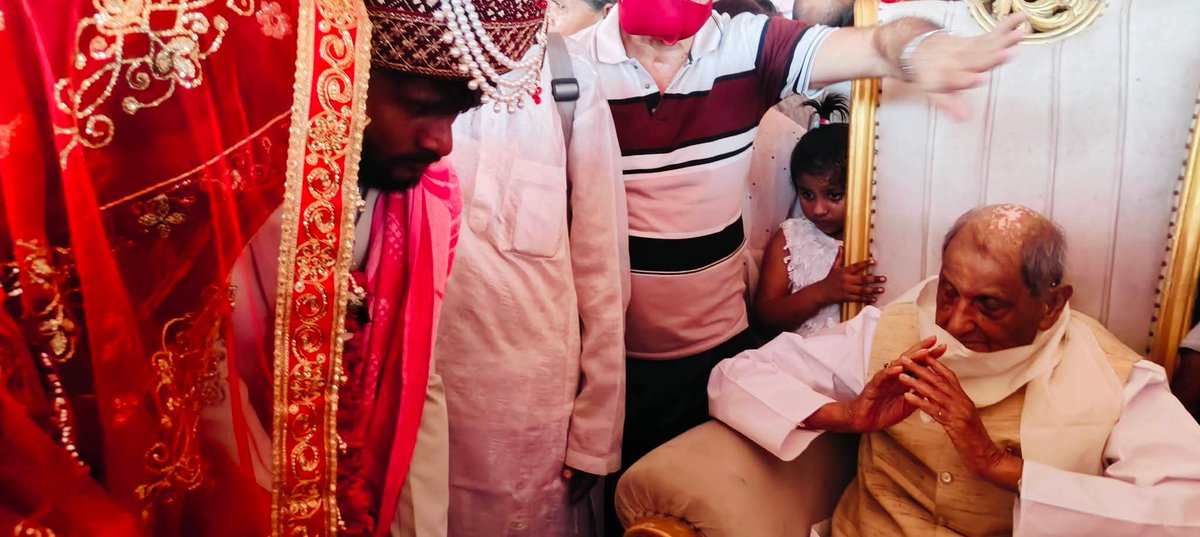 RewatiRamanMP's tweet photo. करछना विधानसभा के कोसगढ़ में सामूहिक विवाह कार्यक्रम में सम्मिलित होकर वर-वधू को आशीर्वाद दिया।

इस सराहनीय आयोजन हेतु केशरी परिवार को साधुवाद। https://t.co/LyaZ4rHQhg