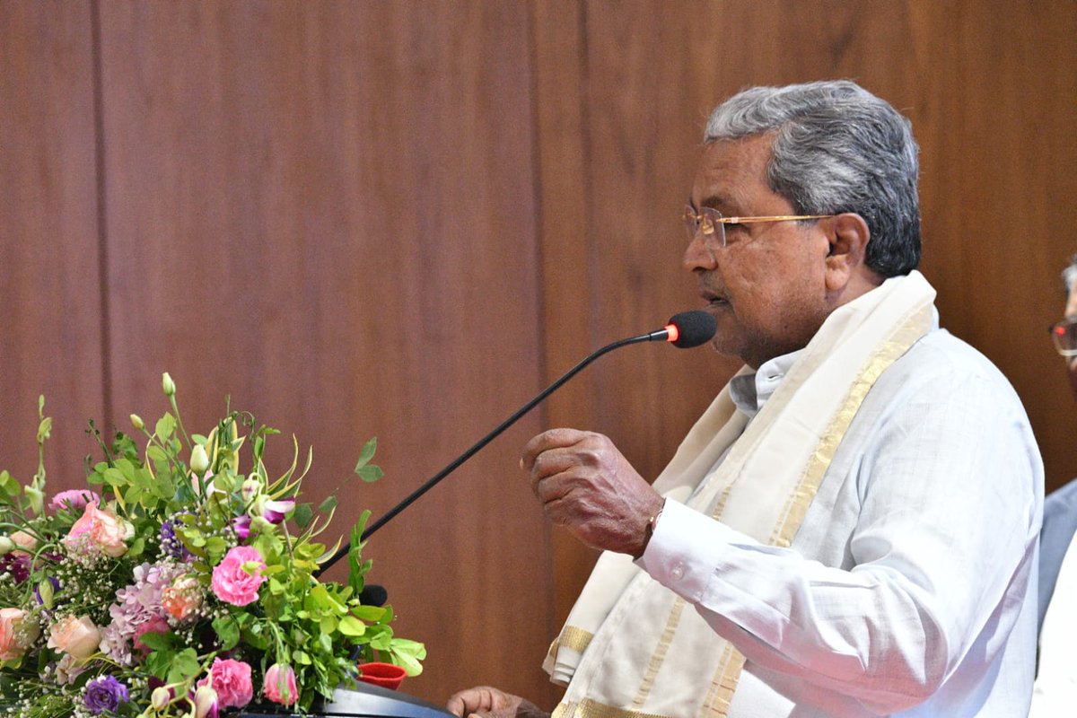 siddaramaiah's tweet photo. ಮಧ್ಯವರ್ತಿಗಳು ಎಲ್ಲೆಡೆ ಇರುತ್ತಾರೆ ಆದರೆ ಅವರನ್ನು ಕಚೇರಿಯೊಳಗೆ ಬಿಟ್ಟುಕೊಳ್ಳದೇ ಹೊರಗೆ ಕಳಿಸಬೇಕು.
ಅಧಿಕಾರಿಗಳು ಯಾವುದೇ ಕಾರಣಕ್ಕೂ ವಿಳಂಬ ಮಾಡದೇ, ಶೀಘ್ರವಾಗಿ ಕಡತಗಳನ್ನು ವಿಲೇವಾರಿ ಮಾಡಬೇಕು. ವಿಳಂಬ ನೀತಿ ಭ್ರಷ್ಟಾಚಾರಕ್ಕೆ ಎಡೆಮಾಡಿಕೊಡುತ್ತದೆ.

ಕೆಎಎಸ್ ಅಧಿಕಾರಿಗಳು ತಮ್ಮ ಕರ್ತವ್ಯವನ್ನು ನಿಷ್ಠೆಯಿಂದ, ಪ್ರಾಮಾಣಿಕವಾಗಿ ಮಾಡಬೇಕು. ಕೆಎಎಸ್ ಅಧಿಕಾರಿಗಳ ಸಂಘಕ್ಕೆ ನೂರು ವರ್ಷಗಳ ಇತಿಹಾಸವಿದ್ದು, ನಾಲ್ವಡಿ ಕೃಷ್ಣರಾಜ ಒಡೆಯರ್ ಮೈಸೂರು ರಾಜ್ಯಕ್ಕೆ ಅಪಾರ ಕೊಡುಗೆ ಕೊಟ್ಟಿದ್ದಾರೆ. ಸಾಮಾಜಿಕ, ಆರ್ಥಿಕ , ಮೂಲಭೂತ ಸೌಕರ್ಯಗಳು, ಕೈಗಾರಿಕೆಗಳ ಬೆಳವಣಿಗೆಗೆ ಕಾರಣೀಭೂತಗಿದ್ದಾರೆ. ಅವರ ಕಾಲದಲ್ಲಿ ದಿವಾನರಾಗಿದ್ದವರು ಸಂಘದ ಅಧ್ಯಕ್ಷರಾಗಿದ್ದರು ಎನ್ನುವುದು ಈ ಸಂಘದ ಹೆಗ್ಗಳಿಕೆ. ಅವರೆಲ್ಲರು ದಕ್ಷ ಆಡಳಿತದ ಮೂಲಕ ನಮಗೆ ದಾರಿದೀಪವಾಗಿದ್ದಾರೆ. 

ಪ್ರಜಾಪ್ರಭುತ್ವ ವ್ಯವಸ್ಥೆಯಲ್ಲಿ ಕಾರ್ಯಾಂಗ ಹಾಗೂ ಶಾಸಕಾಂಗ ಒಟ್ಟಾಗಿ ಕೆಲಸ ಮಾಡಬೇಕು. ಈ ಎರಡೂ  ಜನರ ಪ್ರತಿನಿಧಿಗಳಾಗಿ ಜನರ ಹಿತವನ್ನು ಕಾಪಾಡುವುದು ನಮ್ಮ ಕರ್ತವ್ಯ.

ನಿಮಗೆ ನಿವೃತ್ತರಾಗುವವರೆಗೆ ಜನಸೇವೆಯಲ್ಲಿ ತೊಡಗಿಸಿಕೊಳ್ಳುವ ಅವಕಾಶವಿದೆ. ಅಸಮಾನತೆ ಇರುವ ಸಮಾಜದಲ್ಲಿ ದುರ್ಬಲ ವರ್ಗಕ್ಕೆ ಸ್ಪಂದಿಸಬೇಕು. ಅಧಿಕಾರಿಗಳಿಗೆ ಕಾನೂನಿನ ಅರಿವಿನ ಜೊತೆಗೆ ಬಡವರ ಕಾಳಜಿ, ಸಮಾಜದ ಬಗ್ಗೆ ಅರಿವು ಇರಬೇಕು. ಆಗ ಮಾತ್ರ ಜನರಿಗೆ ಸ್ಪಂದಿಸಲು ಸಾಧ್ಯ. 

ನಮ್ಮ ಕೆಲಸವನ್ನು ನಾವು ಪ್ರೀತಿಸಬೇಕು. ಗ್ರಾಮೀಣ ಜನರನ್ನು ಪ್ರೀತಿಯಿಂದ ಮಾತನಾಡಿಸಿ ಅವರ ಸಮಸ್ಯೆ ಅರ್ಥೈಸಿಕೊಂಡು ಬಗೆಹರಿಸಿದರೆ ಅವರು ನಿಮ್ಮನ್ನು ಮರೆಯುವುದಿಲ್ಲ. ಮಧ್ಯವರ್ತಿಗಳ ಹಾವಳಿ ತಪ್ಪಿಸುವ ನಿಟ್ಟಿನಲ್ಲಿ ಗ್ಯಾರಂಟಿ ಯೋಜನೆಗಳು ಸಹಕಾರಿಯಾಗಿವೆ. ನೇರವಾಗಿ ಫಲಾನುಭವಿಗಳ ಖಾತೆಗೆ ಹಣ ವರ್ಗಾಯಿಸಲಾಗುತ್ತಿದೆ.

ಸರ್ಕಾರ ರೂಪಿಸುವ ನೀತಿಗಳು ಪರಿಣಾಮಕಾರಿಯಾಗಿ ಅನುಷ್ಠಾನಕ್ಕೆ ತರುವಲ್ಲಿ ಅಧಿಕಾರಿಗಳ ಪಾತ್ರ ಹಿರಿದು. ಜನಸೇವೆಗೆ ದೊರಕಿರುವ ಅವಕಾಶವನ್ನು ಸದುಪಯೋಗ ಮಾಡಿಕೊಳ್ಳಬೇಕು. ತೃಪ್ತಿದಾಯಕವಾಗಿ ಕೆಲಸ ಮಾಡಿರುವುದಕ್ಕಿಂತ ದೊಡ್ಡ ಪ್ರಮಾಣಪತ್ರ ಇನ್ನೊಂದಿಲ್ಲ. ಈ ಬಗ್ಗೆ ಅಧಿಕಾರಿಗಳು ಆತ್ಮಾವಲೋಕನ ಮಾಡಿಕೊಳ್ಳಬೇಕು. ಜೀವನ ಸಾರ್ಥಕವಾಗಿ ಸೇವೆ ತೃಪಿಕರವಾಗಿ ಮಾಡಿದ್ದೇನೆ ಎಂಬ ಭಾವನೆ ನಿಮ್ಮಲ್ಲಿ ಇರಬೇಕು. 

ಪದೋನ್ನತಿ ಬಗ್ಗೆ ಕಂದಾಯ ಸಚಿವರು ಕಾರ್ಯೋನ್ಮುಖರಾಗಿದ್ದು, ಶ್ರೀಘ್ರವಾಗಿ ಪದೋನ್ನತಿ ಆಗಲಿದೆ. ಶೇ. 33% ಅಧಿಕಾರಿಗಳನ್ನು ಸಿಇಒಗಳಾಗಿ ಬಡ್ತಿ ನೀಡಲು ಸರ್ಕಾರ ಕ್ರಮ ವಹಿಸಲಿದೆ. 

- ಕರ್ನಾಟಕ ಆಡಳಿತ ಸೇವೆ ಅಧಿಕಾರಿಗಳ ಒಕ್ಕೂಟ ಸಂಘವು ಆಯೋಜಿಸಿದ್ದ ಸಮಾರಂಭದಲ್ಲಿ ನನ್ನ ಮಾತುಗಳು