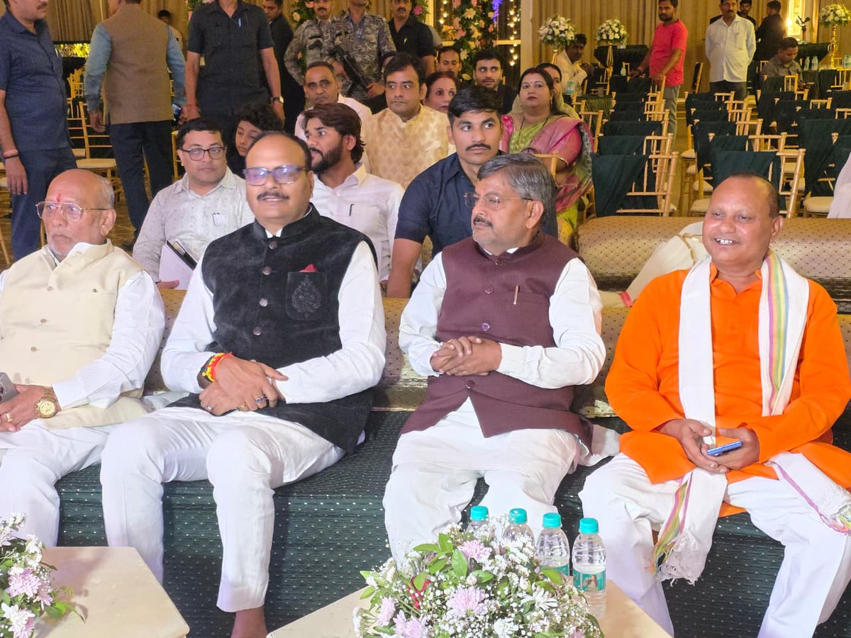 आज, लखनऊ में पूर्व विधायक डॉ0 शिवनाथ यादव जी के सुपुत्र के शुभ मांगलिक कार्यक्रम में मा0 उपमुख्यमंत्री आदरणीय श्री <a href="/kpmaurya1/">Keshav Prasad Maurya</a> जी एवं श्री <a href="/brajeshpathakup/">Brajesh Pathak</a> जी के साथ सम्मिलित होकर बधाई एवं शुभकामनाएं प्रेषित किया।
#rcyadavmla #MLARudauli