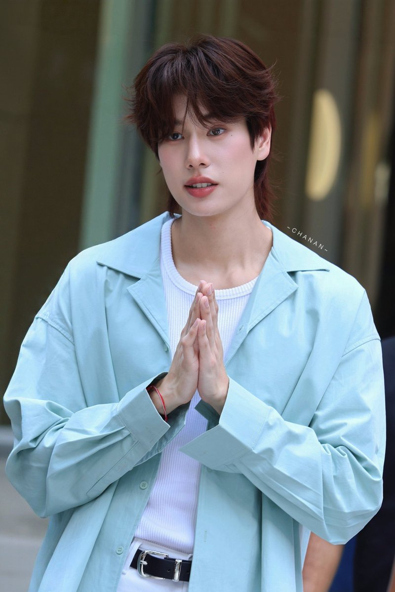 phuphu makin hari makin cantik aja sihh, kaya dia tuhh di makeup nya dibikin cantik gitu lohh beda banget sama dia gak pake makeup, tapi... aku suka kok dia begitu, i love pretty boy 🫰🫶