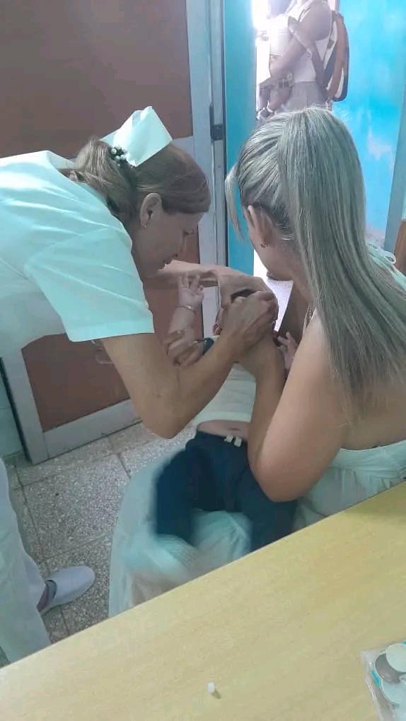 ahoracu's tweet photo. Inició en #Holguín  la 65  Campaña Nacional de Vacunación Antipoliomielítica,   durante la cual se prevé  proteger, en sus dos etapas, a 32 mil 412 niños. 
El policlínico Máximo Gómez fue  sede de la actividad oficial de comienzo de esta actividad.
#HomorHolguinero https://t.co/XLr3vbYOy2