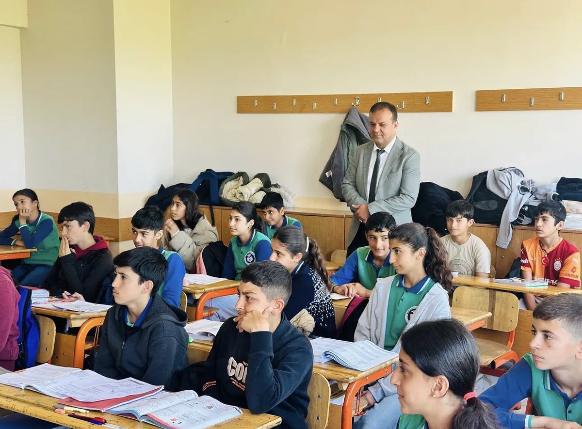 Kocatepe47's tweet photo. İlçe Milli Eğitim Müdürümüz Sn.Cengiz KILIÇ okulumuzu ziyaret ederek öğrenci ve öğretmenlerimizle bir araya geldiler.Ziyaretleri ve her daim gösterdikleri yakın ilgileri sebebiyle Sn.Müdürümüze şükranlarımızı sunarız.
@ali_eyyupkoca 
@SuleymnAKIN 
@makdag47 
@klcengiz https://t.co/wieVfEJYTW