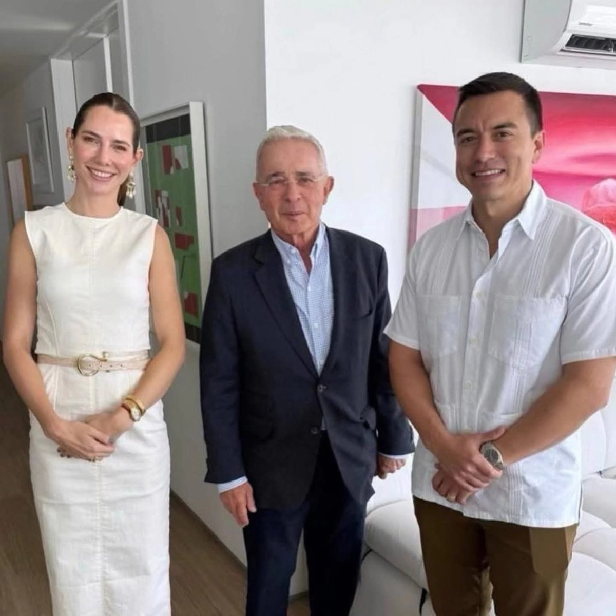 lerayo0715's tweet photo. @AlvaroUribeVel Rata hpta https://t.co/908zZXgAye