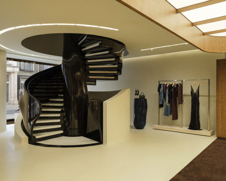 cppluxury's tweet image. AMIRI opens new flagship boutique in London at New Bond Street 

#AMIRI #London #Mayfair #NewBondStreet #luxuryfashion #luxury #fashion #luxurybags #luxuryaccessories #luxuryretail #luxuryboutique @amiri
