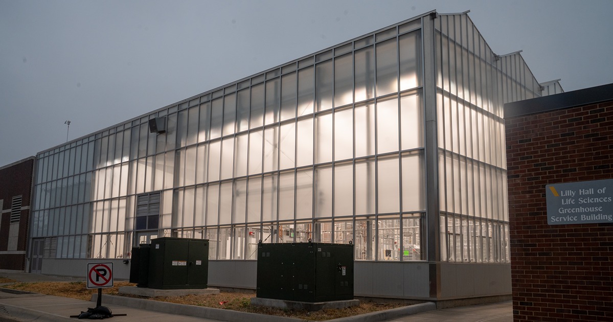 PurdueAg's tweet photo. From conveyor systems with hyperspectral cameras to customizable LED lighting and humidy control, the new greenhouses in @LifeAtPurdue's Lilly Life Science Range spaces are designed to push plant science forward in every season. https://t.co/Vr9QWWL6b0 https://t.co/9JCRyKFvSv