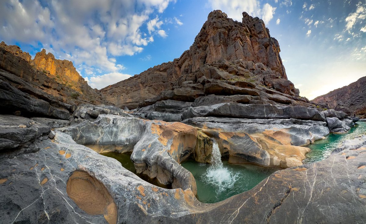 mohdalhinai7's tweet image. يعتبر وادي #ضم شرق ولاية عبري واحد من أجمل الأودية في محافظة الظاهرة فهو وجهة سياحيةيقصدها الكثير من المغامرين وكذلك يتميز بتضاريس وتكوينات صخرية يعشقها مصورين الطبيعة وله عدة روافد من جبل السراة وجبل شمس وتستمر المياه فيه طوال العام تقريباً 🏔️ 📸 #سلطنة_عُمان #oman