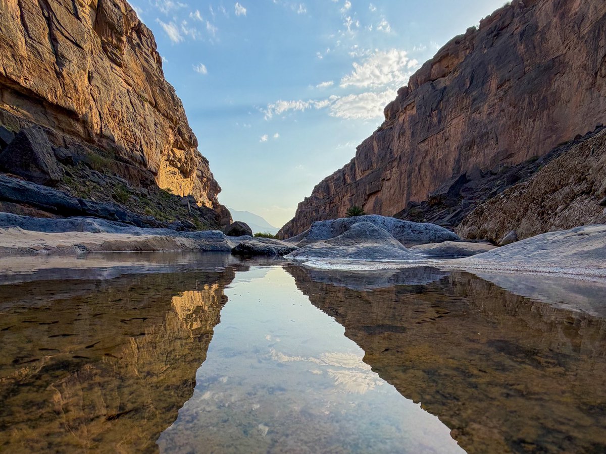 mohdalhinai7's tweet image. يعتبر وادي #ضم شرق ولاية عبري واحد من أجمل الأودية في محافظة الظاهرة فهو وجهة سياحيةيقصدها الكثير من المغامرين وكذلك يتميز بتضاريس وتكوينات صخرية يعشقها مصورين الطبيعة وله عدة روافد من جبل السراة وجبل شمس وتستمر المياه فيه طوال العام تقريباً 🏔️ 📸 #سلطنة_عُمان #oman