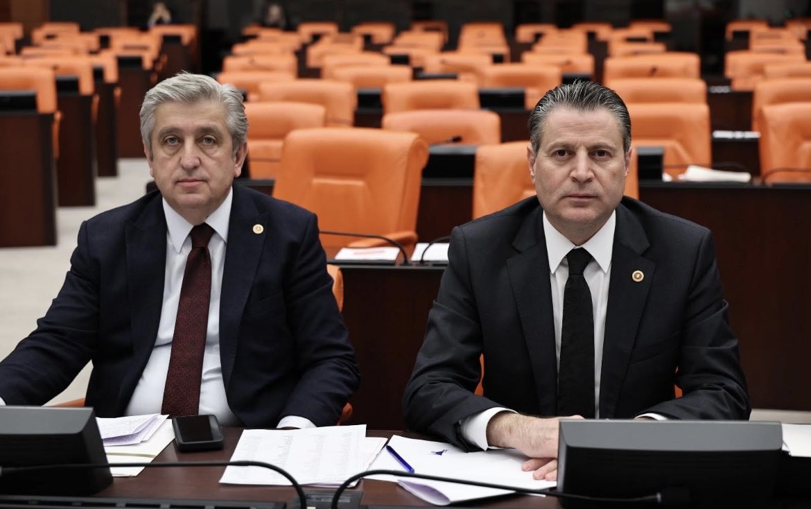 Kamubiz_com's tweet image. 📍 Yardımcı hizmetler sınıfı çalışanları tam altmış yıldır 1965 yasalarının dar kalıplarına mahkûm edilmiş durumda.

📍 Dünya değişmiş, kamu yönetimi dönüşmüşken emekçilerimiz hâlâ o dönemin anlayışıyla yönetiliyor.

📍 657 sayılı Kanun'a tabi olmalarına rağmen idarecilerin