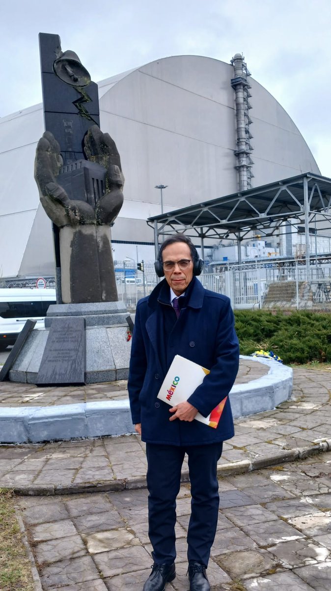 EmbaMexUcr's tweet photo. El Embajador Audencio Contreras asistió al acto conmemorativo por el 40º aniversario del
desastre nuclear de Chornobyl, celebrado en la Central Nuclear de Chornobyl. Se honró la memoria de las víctimas de este suceso y de los liquidadores que mitigaron sus consecuencias.
🇲🇽🤝🇺🇦 https://t.co/5hD8f71giC