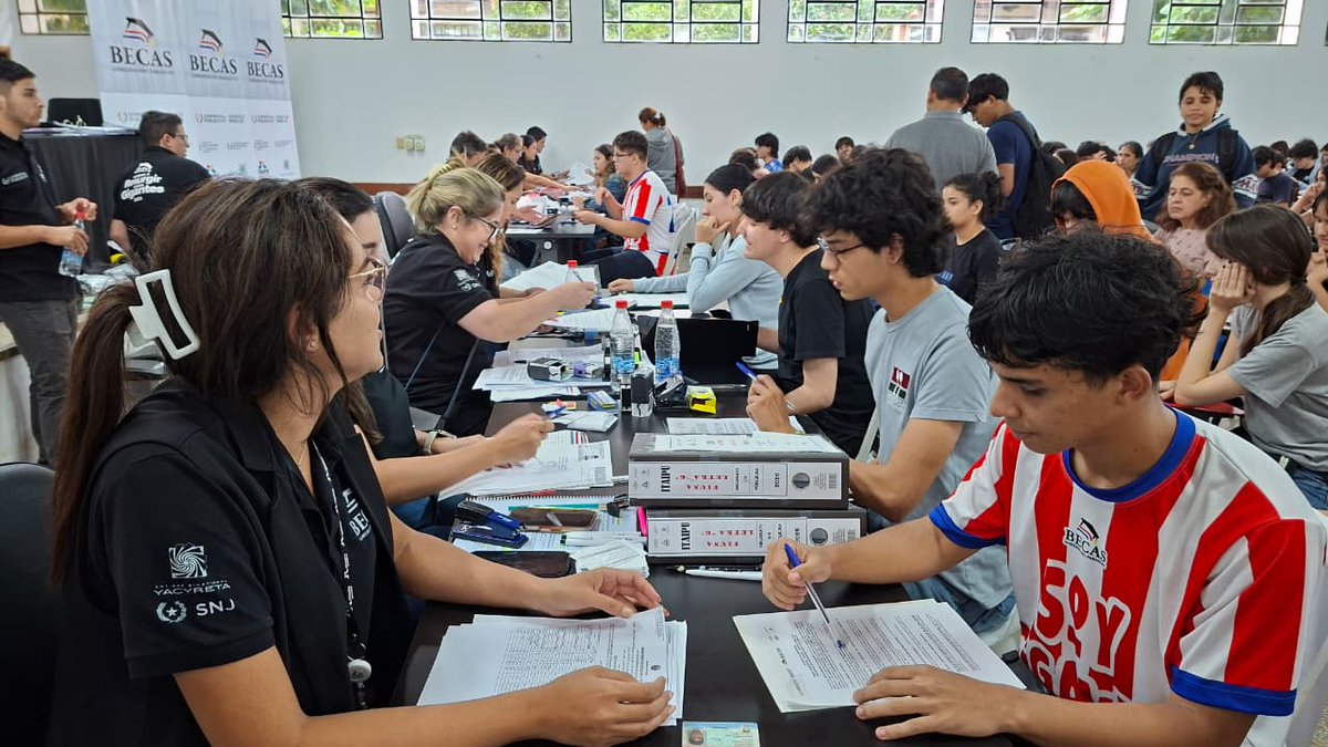 itaipuparaguay's tweet photo. #BecasGobPY 🎓📚 Con una alta participación a nivel país, culminó el proceso de firma del Acuerdo de Compromiso por parte de los nuevos becarios de la Convocatoria 2026 del Programa Becas Gobierno del Paraguay. Con este trámite finiquitado para acceder al respaldo financiero, alrededor de 7.600 jóvenes iniciarán su formación académica en diferentes disciplinas profesionales.
🎓📚 Detrás de cada estudiante hay una historia de esfuerzo, esperanza y determinación que hoy comienza a escribirse con nuevas oportunidades.
Leé aquí 👉 https://t.co/UcZzE20wiE