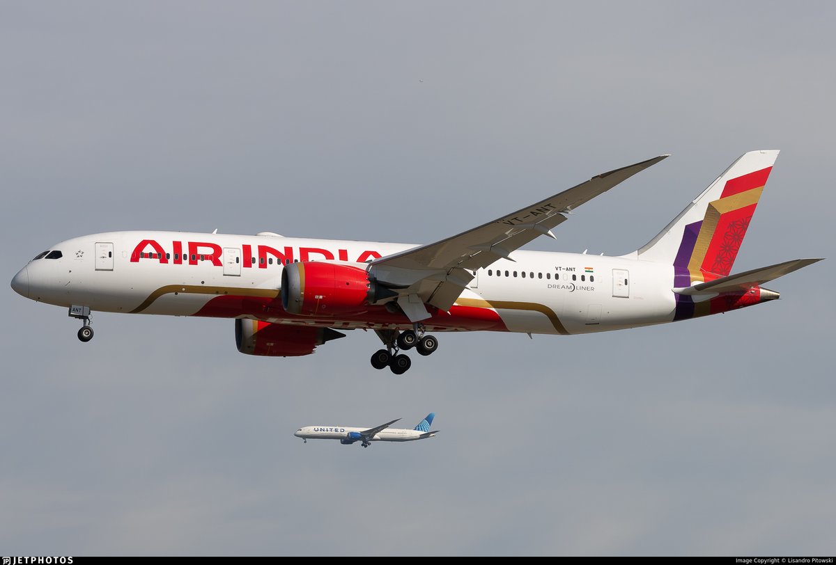 Vinamralongani's tweet image. The retrofit of @airindia's VT-ANT marks the beginning of the end for the old B787 livery and the broken seats, non working IFE and dated cabins that defined government owned Air India.
And that new livery on VT-ANT? Absolutely gorgeous. 
Can’t wait to fly it.
#AvGeek