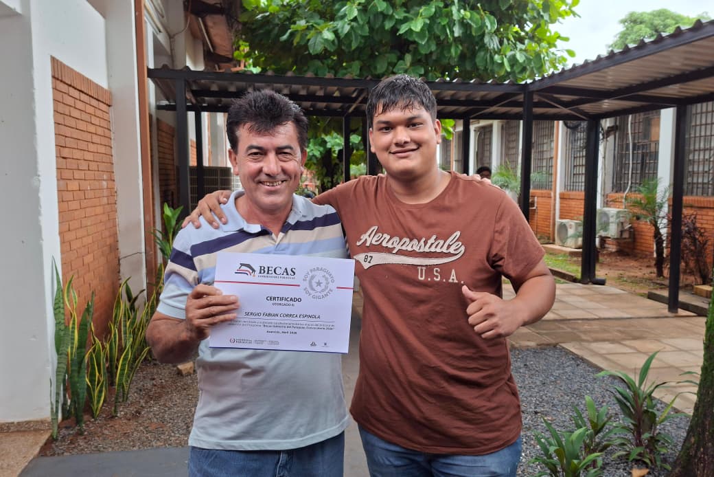 itaipuparaguay's tweet photo. #BecasGobPY 🎓📚 Con una alta participación a nivel país, culminó el proceso de firma del Acuerdo de Compromiso por parte de los nuevos becarios de la Convocatoria 2026 del Programa Becas Gobierno del Paraguay. Con este trámite finiquitado para acceder al respaldo financiero, alrededor de 7.600 jóvenes iniciarán su formación académica en diferentes disciplinas profesionales.
🎓📚 Detrás de cada estudiante hay una historia de esfuerzo, esperanza y determinación que hoy comienza a escribirse con nuevas oportunidades.
Leé aquí 👉 https://t.co/UcZzE20wiE