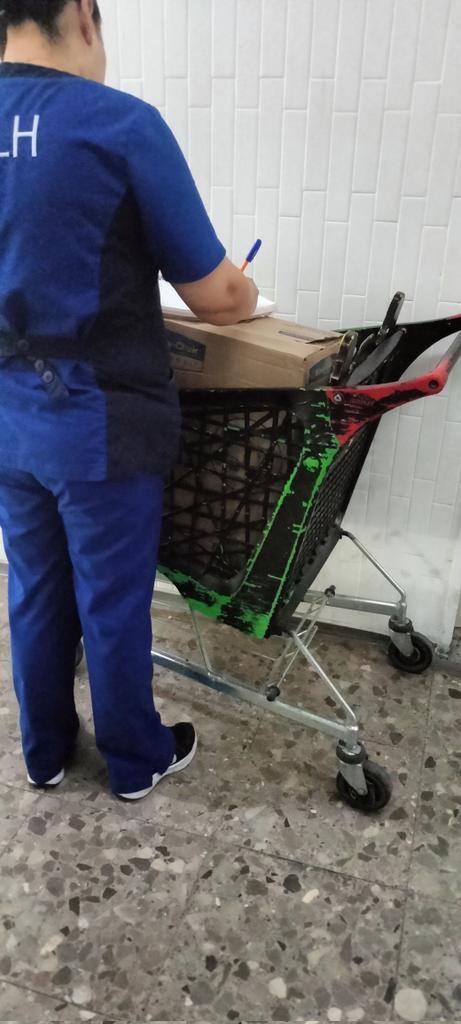 gaby_93's tweet photo. No que un México sim hambre @Claudiashein, así los trabajadores del hospital zapata trasladan materiales, de un carrito de @BodegaAurrera  
@IMSS_Bienestar 
#imss
#aurrera
#sanluispotosí https://t.co/0xppXvirGu