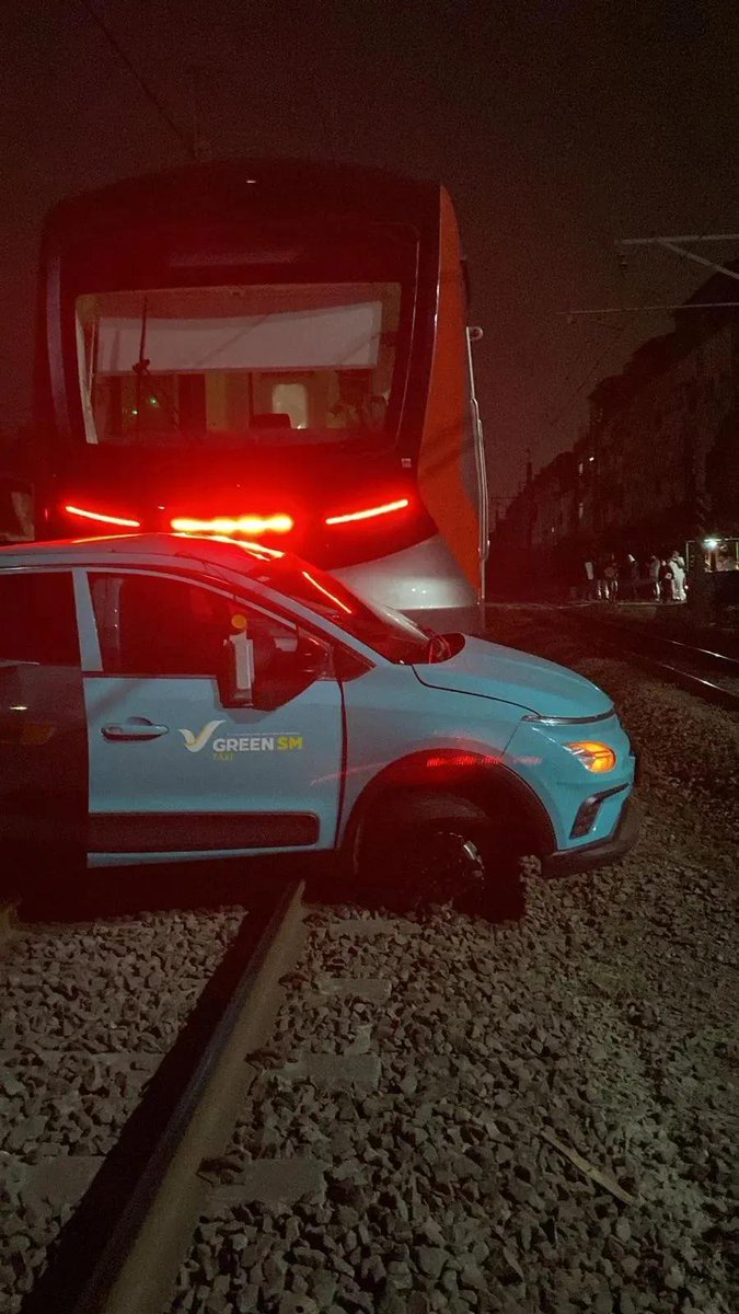 mak_imahhybs's tweet photo. Telah terjadi insiden tabrakan antara KA Argo Bromo Anggrek tujuan Surabaya dengan KRL di Stasiun Bekasi Timur pada Senin malam ini (27/4/2026), sekitar pukul 20:55.

Sebuah rangkaian kejadian yang diawali dari ketidak sabaran pengguna kendaraan di perlintasan sebidang
KA 5181 tertemper mobil taksi di JPL 85 sisi barat stasiun Bekasi Timur

KA 5568A yang kebetulan berhenti normal di Bekasi Timur terpaksa berhenti lebih lama dikarenakan menunggu informasi aman dikarenakan didepannya terdapat insiden

Tak berselang lama KA 4B Argo Bromo Anggrek menabrak KA 5568A
Akibat kejadian ini untuk sementara jalur kereta api Bekasi - Cikarang belum dapat dipergunakan.