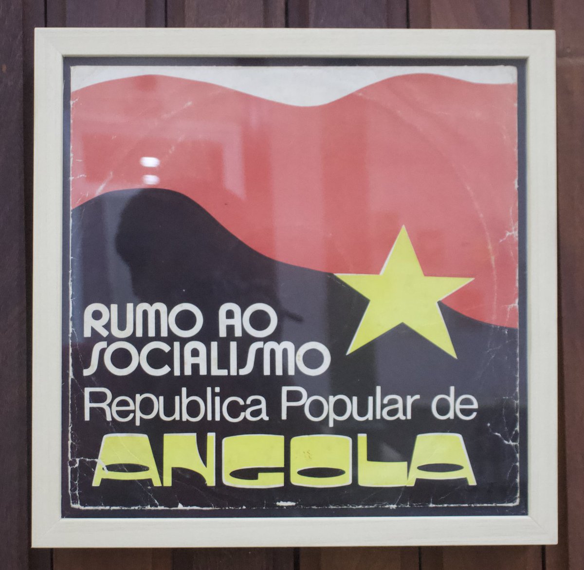Pessoal, neste momento há uma exposição de peças gráficas de Angola e de outros países PALOP, do período colonial e da independência. Vai até ao dia 29. Aconselho muito a irem, vai enriquecer bastante o vosso entendimento sobre design e sobre história.